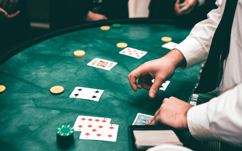 Spil på et live casino vs. et online casino